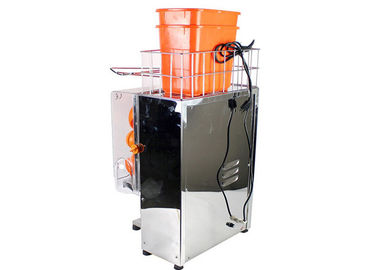 Εξυπηρετώντας τον εμπορικό χυμό από πορτοκάλι που συμπιέζει τη μηχανή με να ξεφλουδίσει μακριά