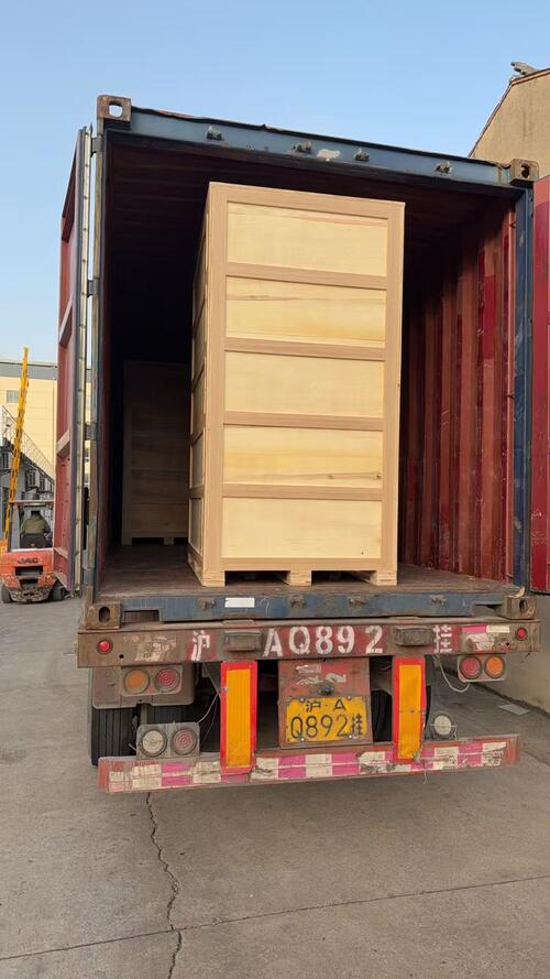 Latest company news about Komax Loading Container Orange Juice Vending Machine To India 